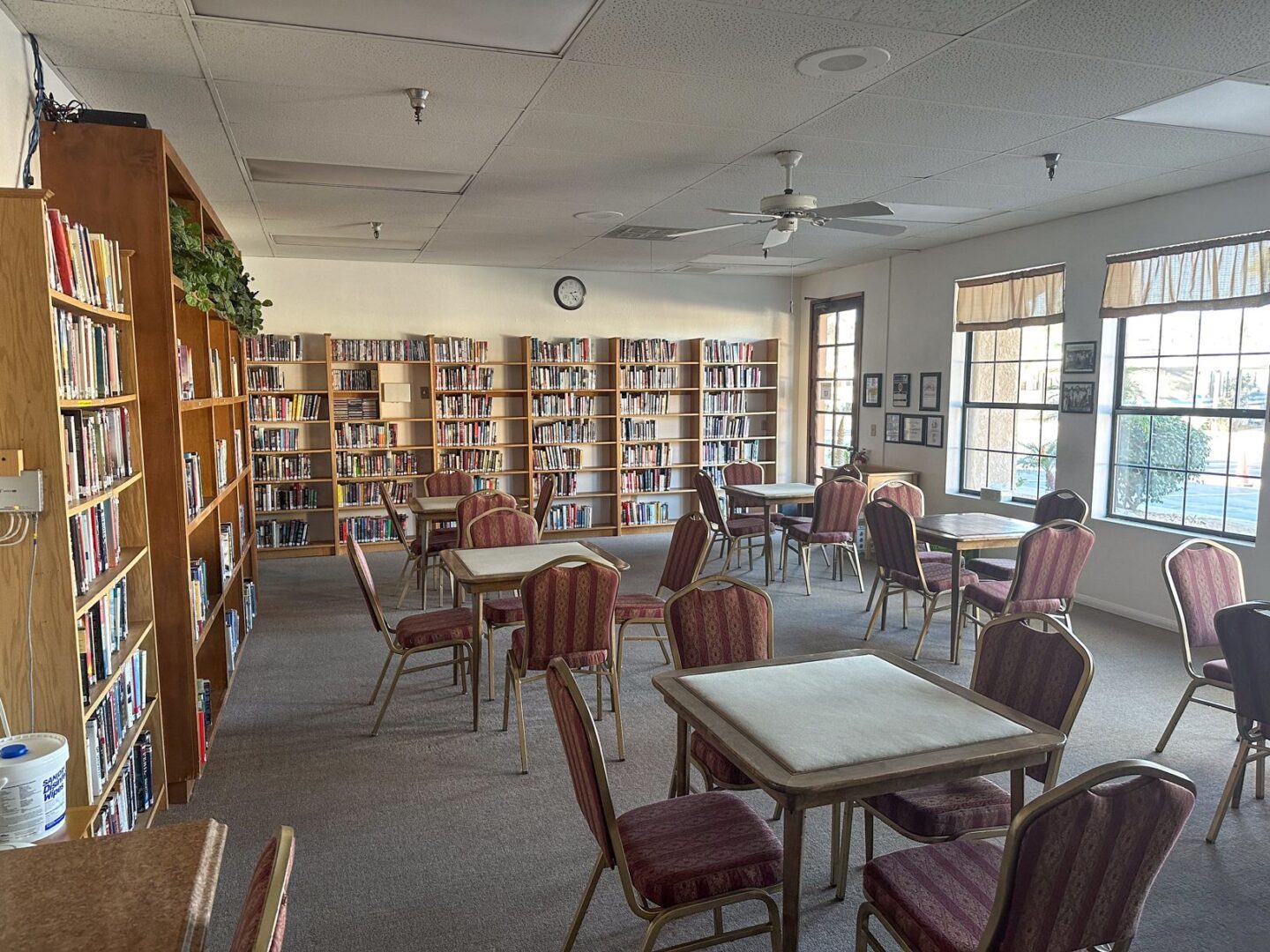 A library with tables and chairs.